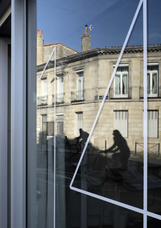 Par les fenêtres de l'agence CoBe à Bordeaux