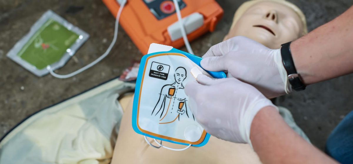 initiation-arret-cardiaque-defibrillateur initiation-arret-cardiaque-defibrillateur
